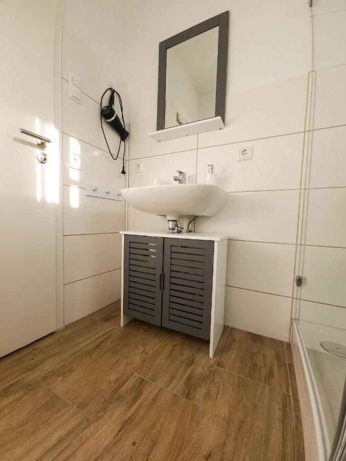 Schoene Ferienwohnung 78M2, 3 Schlafzimmer, 2 Baeder, Zentrumnah, 1Og Ерфурт Екстериор снимка